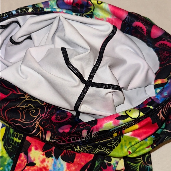 CVG *NWOT* Women's Skull Tie Dye Capri Leggings - Picture 9 of 11